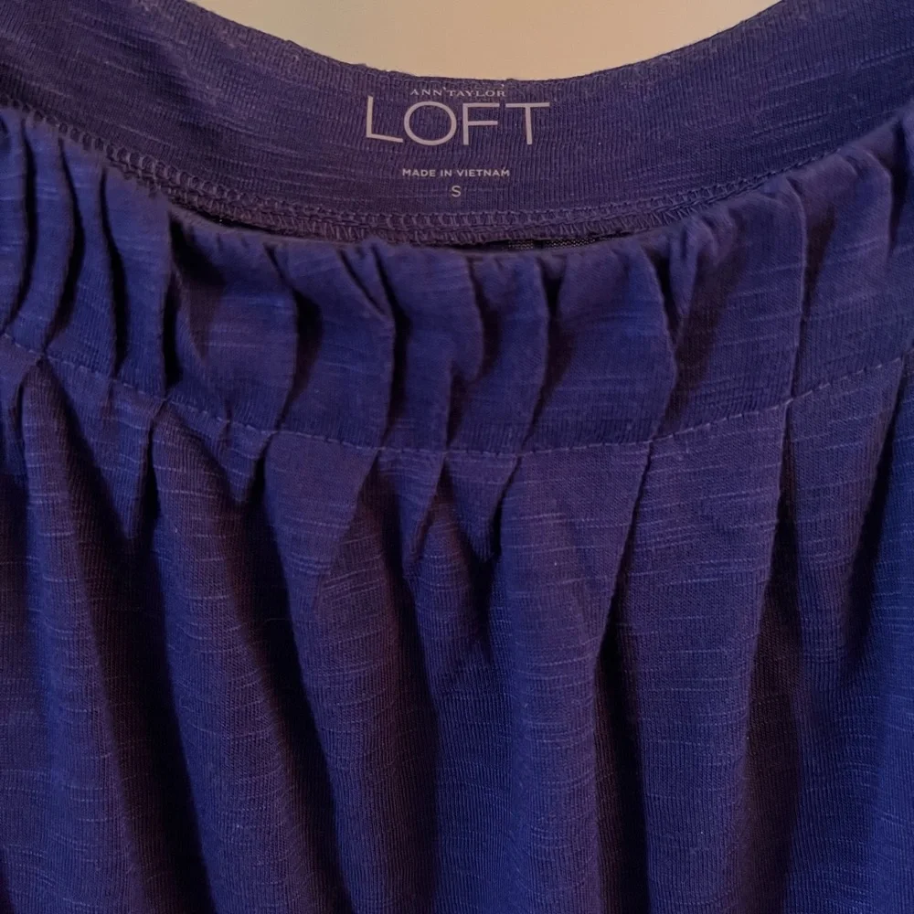 LOFT banded tank / sleeveless shell in sapphire blue with pleated neckline Small - Picture 2 of 4